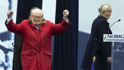 Jean-Marie et Marine Le Pen sur scène ensemble, à Paris, en mai 2015. (KENZO TRIBOUILLARD / AFP)