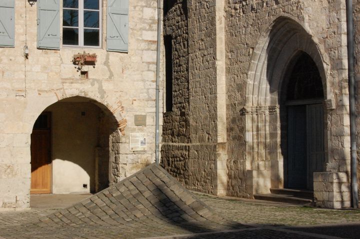 Particularité à Lauzerte: la place des Cornières est dotée d'un coin relevé conçu par le céramiste lauzertin, Jacques Buchholtz. Les enfants adorent l'escalader! (SANDRA CLERBOIS)