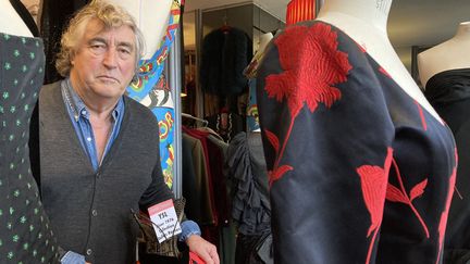 Didier Ludot, antiquaire haute couture, dans sa boutique du Palais-Royal, à Paris en janvier 2023 (CORINNE JEAMMET)