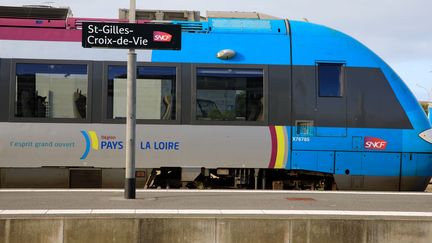 Un TER à l'arrêt en gare Saint-Gilles-Croix-de-Vie, le 31 juillet 2023, en Vendée. (GILLES TARGAT / GILLES TARGAT / AFP)