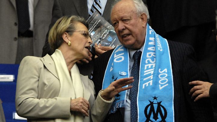 Jean-Claude Gaudin, maire de Marseille, parle &agrave; la ministre de la D&eacute;fense de l'&eacute;poque, Mich&egrave;le Alliot-Marie,&nbsp;lors de la finale de la Coupe de France 2007 OM-Sochaux, au Stade de France. (STEPHANE DE SAKUTIN / AFP)