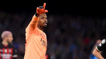 Mike Maignan face à Naples en quarts de finale de la Ligue des champions, le 18 avril 2023. (GIUSEPPE MAFFIA / NURPHOTO via AFP)