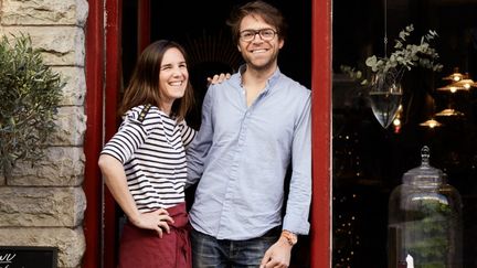 Delphine et Edouard devant leur restaurant de Stockholm: "Ici, les gens se disciplinent et sont beaucoup plus autonomes dans leur manière de respecter les autres" (Åsa Liffner)