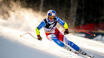 Alexis Pinturault skie, l'or jaillit. Après une période de disette, le skieur a remporté son deuxième titre mondial en combiné, dans son Courchevel natif, le 7 février 2023. (FABRICE COFFRINI / AFP)