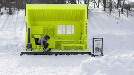 Un patineur lace ses patins dans un abri chauff&eacute; pr&egrave;s de Winnipeg (Canada), le 17 f&eacute;vrier 2014. (LYLE STAFFORD / REUTERS)