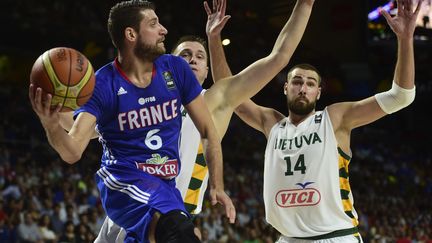 Antoine Diot face &agrave; la d&eacute;fense lituanienne, &agrave; l'occasion de la petite finale de la Coupe du monde de Basket, samedi 13 septembre 2014.&nbsp; (PIERRE-PHILIPPE MARCOU / AFP)