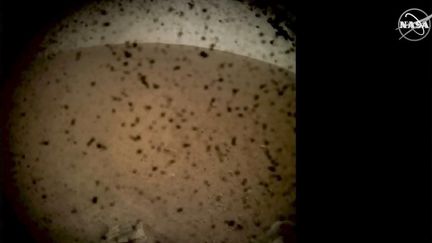 Capture d'écran de la première photo prise par la sonde InSight après&nbsp;son atterrissage, le 26 novembre 2018. (NASA TV / AFP)