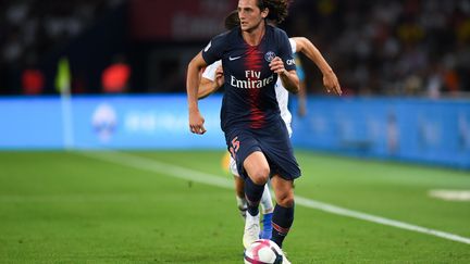 Le milieu de terrain du PSG Adrien Rabiot le 12 août 2018. (CHRISTOPHE ARCHAMBAULT / AFP)