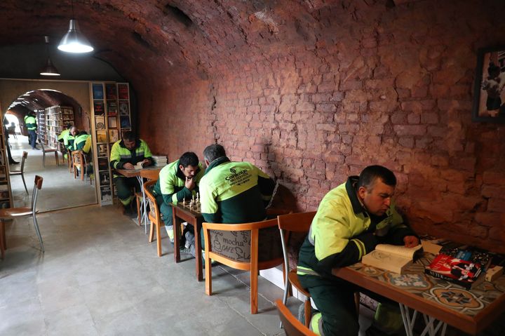 A Ankara, des éboueurs se détendent en lisant dans la bibliothèque qu'ils ont montée dans une usine désaffectée
 (Adem Altan / AFP)