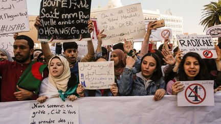 "Boutef ne sait même pas quelle année on est", affirme une pancarte dans une manifestation étudiante, le 12 mars 2019, à Alger. (ARSLANE BESTAOUI/SIPA)