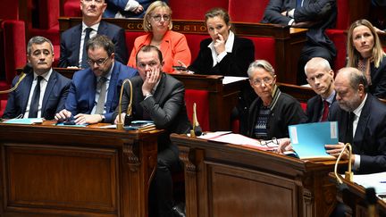 Élisabeth Borne surrounded by her ministers, December 12, 2023 at the National Assembly.  (BERTRAND GUAY / AFP)