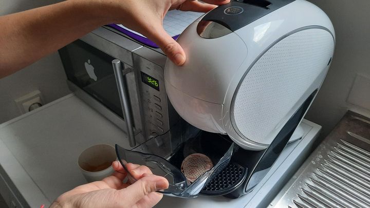 Charlotte et sa cafetière dans sa cuisine avec des capsules compostables. (SOPHIE AUVIGNE / RADIOFRANCE)