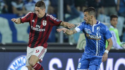 Fernando Torres avec son nouveau maillot du Milan AC (ANDREAS SOLARO / AFP)