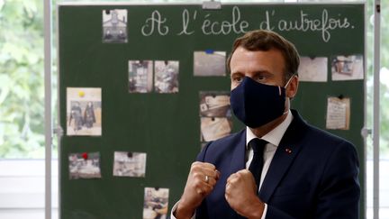 Emmanuel Macron portant un masque noir lors de sa visite aux élèves d'une école de Poissy (Yvelines), le 5 mai 2020. (IAN LANGSDON / AFP)