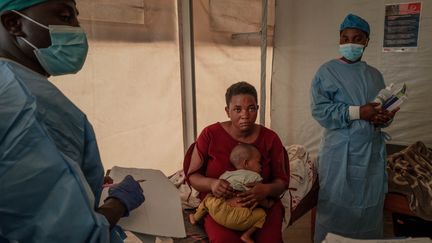 Une patiente et son bébé dans un centre de traitement contre la Mpox en République démocratique du Congo, le 16 août 2024. (GUERCHOM NDEBO / AFP)