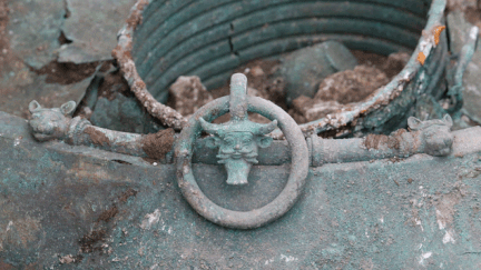 &nbsp; (Détail du chaudron retrouvé dans la tombe d'un prince celte en Champagne © Maxppp)