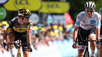 Primoz Roglic (gauche) et Tadej Pogacar (droite) lors du Tour de France 2021, le 27 juin à Mûr-de-Bretagne. (MICHAEL STEELE / AFP)