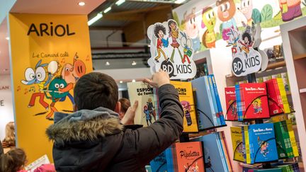 Un enfant au 33e édition du Salon du livre et de la presse jeunesse de Seine-Saint-Denis, le 29 novembre 2017. (BRUNO LEVESQUE / MAXPPP)