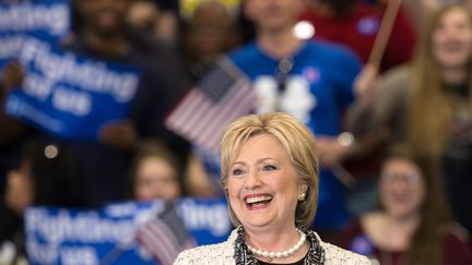 Hillary Clinton, candidate &agrave; la primaire d&eacute;mocrate pour la pr&eacute;sidentielle am&eacute;ricaine, &agrave; Columbia, apr&egrave;s sa victoire en Caroline du Sud, le 27 f&eacute;vrier 2016. (NICHOLAS KAMM / AFP)