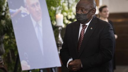 Le président sud-africain Cyril Ramaphosa passe devant une photo de l'ancien président sud-africain Frederik de Klerk lors&nbsp;de son service commémoratif&nbsp;d'Etat à l'église Groote Kerk au Cap, en Afrique du Sud, le 12 décembre 2021. (RODGER BOSCH / AFP)