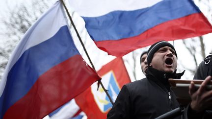 Des manifestants pro-russes devant le Parlement de la r&eacute;publique autonome de Crim&eacute;e, &agrave; Simferopol (Ukraine), le 26 f&eacute;vrier 2014. (BULENT DORUK / ANADOLU AGENCY / AFP)