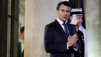 Emmanuel Macron, le 16 janvier 2023, sur le perron du Palais de l'Elysée. (LUDOVIC MARIN / AFP)