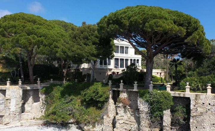 La villa Nellcôte de Villefranche-sur-Mer (Alpes-Maritimes), louée en 1971 par Keith Richards et où les Rolling Stones ont enregistré l'album "Exile on Main St". (© BANGUMI)