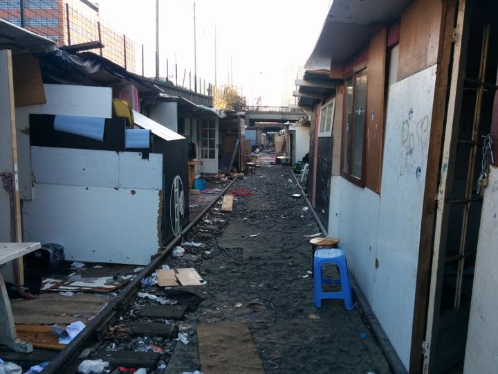 Sur les rails de la petite&nbsp;ceinture, les baraques s'enchaînent sur des dizaines&nbsp;de mètres, à Paris, le 3 février 2016. (MARTHE RONTEIX / FRANCETV INFO)