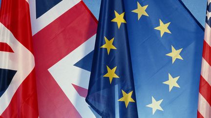 Les drapeaux du Royaume-Uni et de l'Union europ&eacute;enne. (JAMES HARDY / ALTOPRESS / AFP)