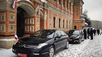 Des voitures devant l'ambassade de France à Moscou, avant la visite d'Emmanuel Macron dans la capitale russe, le&nbsp;7 février 2022.&nbsp; (NATALIA KOLESNIKOVA / AFP)