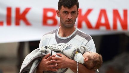 Le 14 juin 2011, un homme amène son bébé dans une tente médicale du camp. (REUTERS / Osman Orsal )