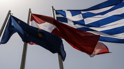 Drapeaux Grecs et Autrichiens à l'occasion d'une rencontre entre les deux chefs de gouvernements en 2015. Photo d'illustration. (WASSILIOS ASWESTOPOULOS / NURPHOTO)