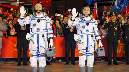 Chen Dong et Jing Haipeng saluent avant le départ de la mission spatiale Shenzhou 11 («Vaisseau divin 11») de la base de lancement de Jiuqan, le 17 octobre 2016.  (LI GANG / XINHUA)