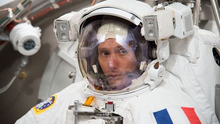 L'astronaute français Thomas Pesquet teste sa combinaison spatiale, le 13 avril 2016, au&nbsp;Johnson Space Center de la Nasa, à Houston (Texas, Etats-Unis). (BIL STAFFORD / NASA)
