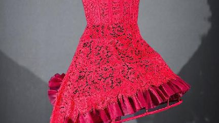 Création de Luigi Di Lella. Robe-bustier en dentelle Leavers mise en volume sur une mini-crinoline.
 (Dentelles Établissement Jean Méry Caudry)