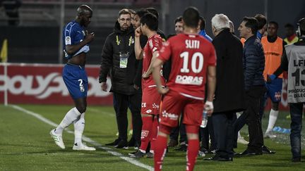 Le match de Ligue 1 entre Dijon et Amiens a été interrompu durant plusieurs minutes après des insultes racistes qui ont visé le capitaine d'Amien Prince Gouano, le 12 avril 2019 à Dijon. (JEFF PACHOUD / AFP)