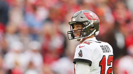 Le quarterback des Tampa Bay Buccaneers et légende du football américain, Tom Brady, lors du match de play-offs NFL contre les Philadelphie Eagles, le 16 janvier 2022. (MICHAEL REAVES / GETTY IMAGES NORTH AMERICA Getty Images via AFP)