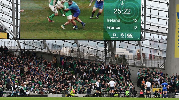 L'arbitre d'Irlande-France regarde à la vidéo le plaquage de Uini Atonio sur Rob Herring, à l'Aviva Stadium, le 11 février 2023. (PAUL ELLIS / AFP)