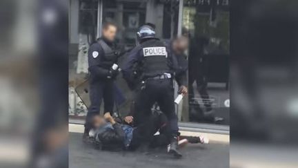 &nbsp; (Capture d'écran de la vidéo. Le policier qui va être jugé  le 12 mai est au premier plan, de dos.)