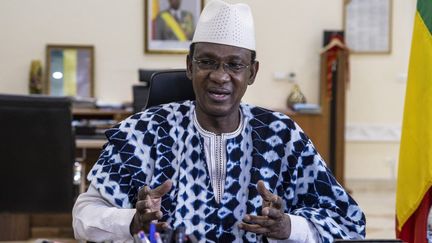 Le Premier ministre de transition malien,&nbsp;Choguel Kokalla Maïga, lors d'une interview à Bamako, le 2 février 2022. (NACER TALEL / ANADOLU AGENCY / AFP)