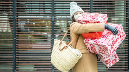 Les achats pour Noël sont conseillés plus tôt que prévu cette année, en raison des délais de livraison et de production. Mais aussi de flambée des prix après le 10 décembre.&nbsp; (Illustration) (COOLPICTURE / MOMENT RF / GETTY IMAGES)