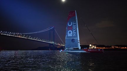 Le multicoque du navigateur français Francis Joyon à son arrivée à New York, le 4 juillet 2017, lors de la course The Bridge. (LOIC VENANCE / AFP)