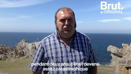 L'île d'Ouessant abrite moins de 1000 habitants. Brut a rencontré l'un d'eux, Mickael. Il raconte son île, la solidarité qui y règne et sa passion de marin-pêcheur qu'il a dû abandonner suite à une sorte d'allergie à l'eau mer.