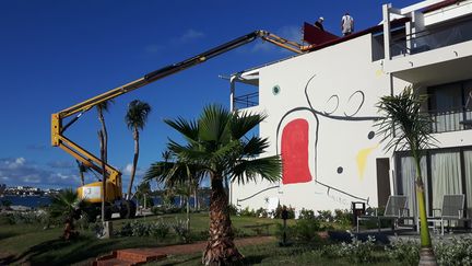 Un hôtel en cours de reconstruction à Orient bay, sur l'île antillaise de Saint-Martin, en décembre 2017. (SEBASTIEN BAER / RADIO FRANCE)