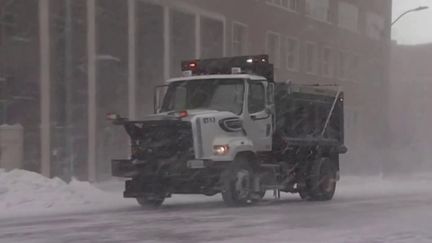 La tempête venue d'Arctique a fait chuter les températures, de -15 jusqu'à -55 °C, aux États-Unis. La neige et la glace ont provoqué des dizaines de carambolages sur les routes américaines. (FRANCEINFO)