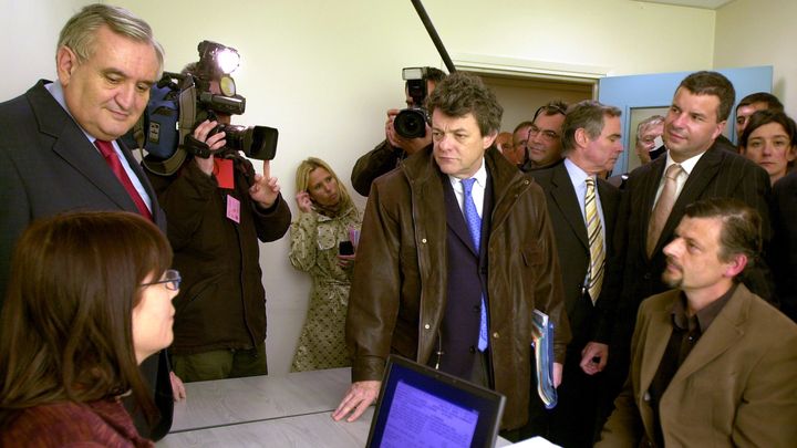 Le Premier ministre Jean-Pierre Raffarin (G) et le ministre de la Coh&eacute;sion sociale Jean-Louis Borloo (C)&nbsp;visitent la Maison pour l'emploi, le 15 avril 2005 &agrave; Bonneville (Haute-Savoie). (JEAN-PIERRE CLATOT / AFP)