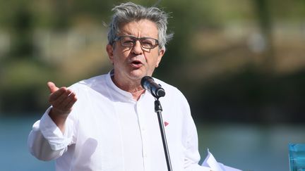 Jean-Luc Mélenchon s'exprime en clôture de l'université d'été de La France insoumise, le 23 août 2020, à Châteauneuf-sur-Isère (Drôme). (NICOLAS GUYONNET / HANS LUCAS / AFP)