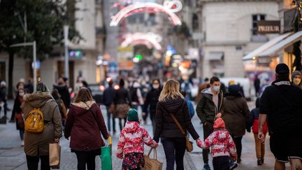 Dans une rue de Nantes, le 16 décembre 2020. Photo d'illustration. (LOIC VENANCE / AFP)