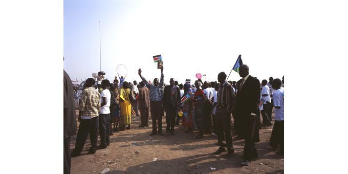 Bruno Serralongue, Cérémonie d&#039;indépendance, Mausolée du Dr John Garang, Juba, 9 juillet 2011
 (Bruno Serralongue, Courtesy of Giasco Bertoli - Rencontres Arles)