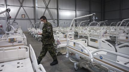 Un militaire dans&nbsp;l'hôpital de campagne mis en place à Prague en République tchèque, alors que le pays est fortement touché par l'épidémie de Covid-19, le 22 octobre 2020. (MICHAL CIZEK / AFP)